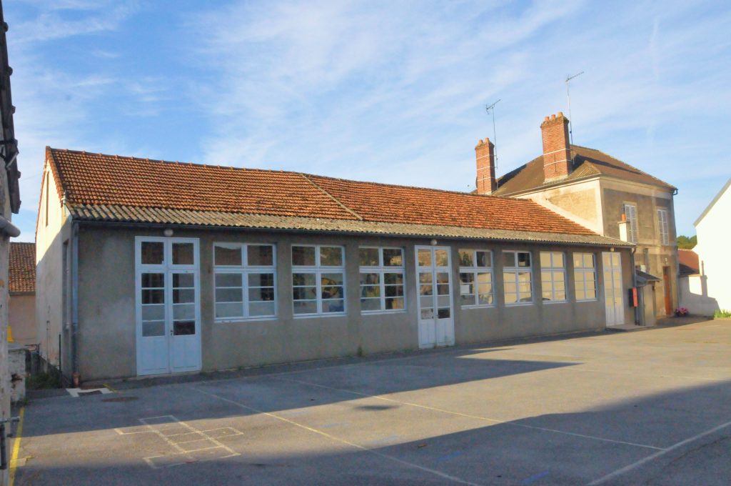 Photo de la cour et du bâtiment central de l'école du Centre