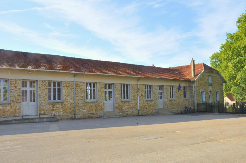 Photo de la cour et du bâtiment central de l'école du Champlat