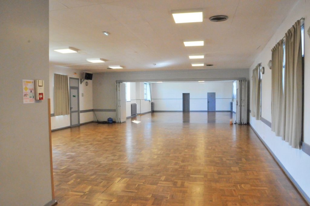 Photo de la grande pièce du foyer communal